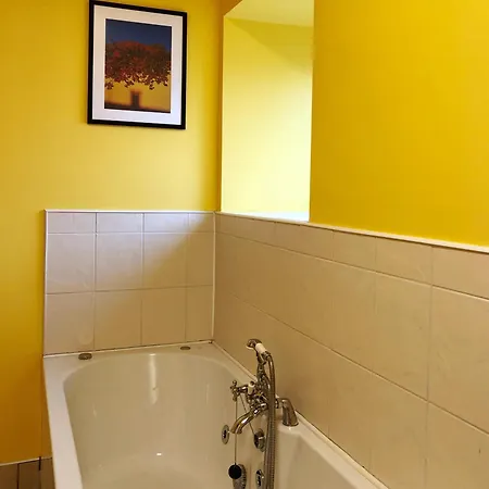 Town Center Duplex With Lift *